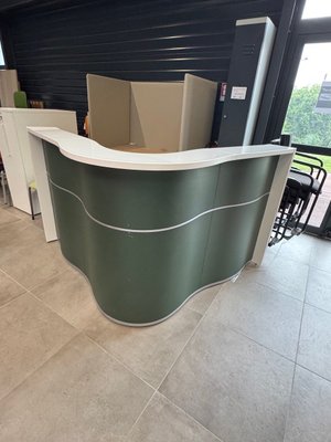 DESTOCKAGE - Bureau - Banque d'accueil 160 x 160 cm hauteur 111 cm façade vert olive et blanc