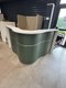 Banque d'accueil 160 x 160 cm hauteur 111 cm façade vert olive et blanc