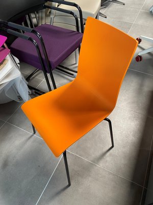 DESTOCKAGE - Chaise - Siège structure noir 4 pieds et coque en bois orange