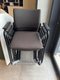 Chaise visiteur avec accotoir piétement traineau noir + assise et dossier en tissu gris