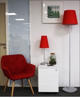 LUMINAIRES - Lampes - CUP  Lampadaire abat jour forme conique tissu rouge pietement fin -Haut 155cm