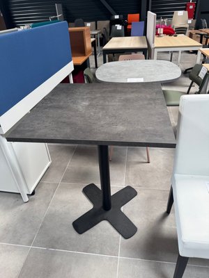 DESTOCKAGE - Rangements - Table X-line plateau de 70 x 70 cm, hauteur 90 cm piétement anthracite, plateau béton foncé