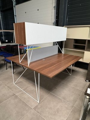 DESTOCKAGE - Bureau - Poste bench 160 x 160 cm plateaux décor noyer, piétement métallique blanc avec rangements suspensdus