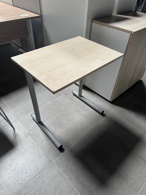 DESTOCKAGE - Bureau - Table scolaire 70 x 50 cm, plateau acacia abîmé dans un angle, piétement métal couleur gris