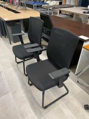 DESTOCKAGE - Chaise - Lot de 2 sièges visiteurs piétement luge structure noir avec dossier résille noir et accoudoirs