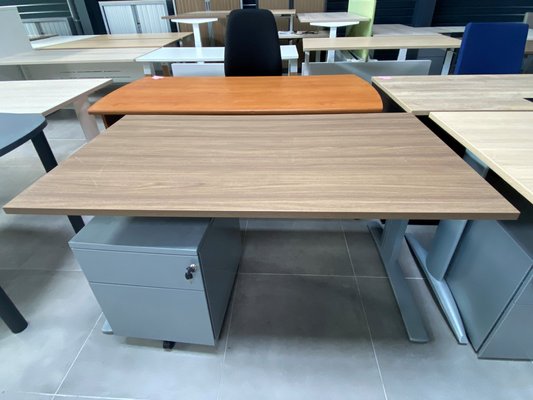 DESTOCKAGE - Bureau - Bureau K1 plan droit 140 x 80 cm avc caiss métalique mobile 2 trs finition alu, plateau noyer et piét alu