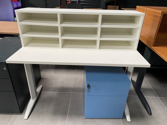 DESTOCKAGE - Bureau - Bureau plan droit 140 x 60 cm avc meuble 9 étagères blc et caiss mobile en métal bleu, plateau et piét blc seconde main 