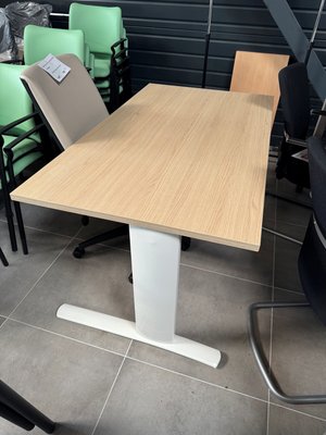 DESTOCKAGE - Bureau - Bureau gamme K1 plan droit 140 x 80 plateau chêne et piétement blanc
