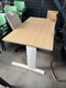 Bureau gamme K1 plan droit 140 x 80 plateau chêne et piétement blanc