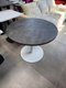 Table ronde diamètre 90 cm plateau finition béton et piétement blanc