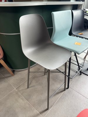 DESTOCKAGE - Chaise - Chaise hauteur 65 cm coque polypro piétement gris