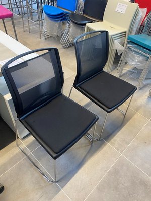 DESTOCKAGE - Sièges & Fauteuils - Lot de 2 sièges visiteur piétement luge chrome avec assise tissu et dossier en résille noir