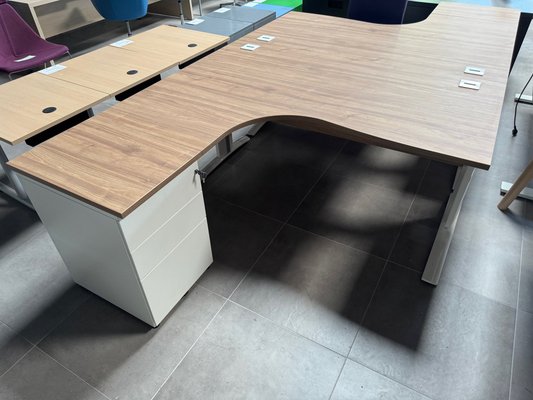 DESTOCKAGE - Bureau - Bureau plan compact asymétrique 90° 160x162 cm retour gauche sur caisson 3 tiroirs plateau noyer, piét. blanc, vdf inclus