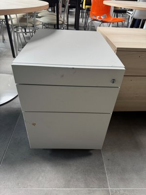 DESTOCKAGE - Rangements - Caisson de bureau mobile 3 tiroirs en mélaminé gris clair, abîmé sur la façade avant en bas