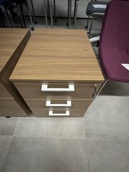 DESTOCKAGE - Rangements - Caisson en mélaminé noyer largeur 43 cm 3 tirroirs, poignées blanches, abimé dans sur le fond à droite