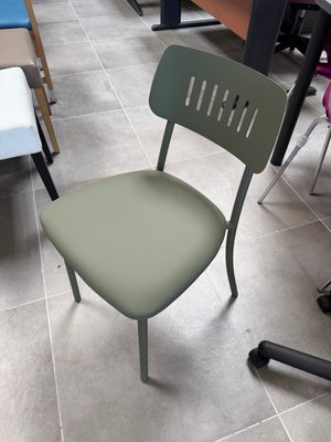 DESTOCKAGE - Chaise - Chaise structure 4 pieds assise en pvc vert kaki, dossier en métal