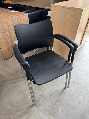 DESTOCKAGE - Sièges & Fauteuils - Lot de deux siège visiteurs avec acctoirs assise et dossier en polypropylène noir et piétement 4 pieds chromé