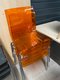 Chaise GLOSSY structure chrome et coque polypropylène transparente orange