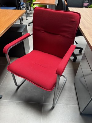 DESTOCKAGE - Chaise - Fauteuil visiteur tissu rouge strcture tube métallique couleur aluminium