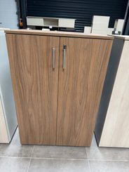 DESTOCKAGE - Rangements - Armoire 2 portes battantes en mélaminé hauteur 120 cm largeur 80 cm, finition noyer coffre couleur aluminium