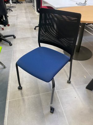 DESTOCKAGE - Chaise - Lot de 2 chaises visiteur sur roulette structure noire avec dossier en résille noire et assise en tissu bleu
