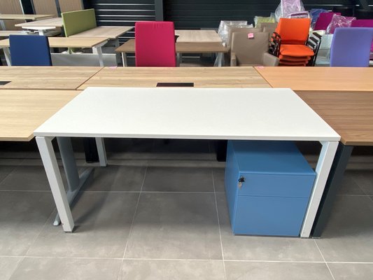 DESTOCKAGE - Bureau - Bureau K3 plan droit 160 x 80 cm avc caiss mobile métalique 2 trs bleu, plateau blc et piét blc