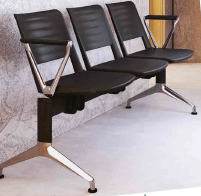 ACCUEIL - REUNION - Chaises coque bois & plastique - LEO Poutre 3 places assise et dossier en polypropylène coloris noir. potence noire et piétement chrome