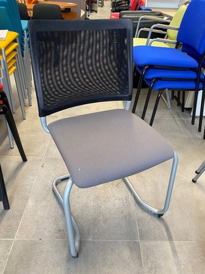 DESTOCKAGE - Chaise - Lot de deux siège avec strucutre couleur aluminium en traineau, dossier en résille noir et assise en tissu gris