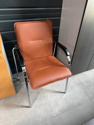 DESTOCKAGE - Sièges & Fauteuils - Chaise visiteur structure chromée avec accotoirs, assise revetement PVC terracota