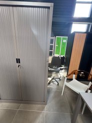 DESTOCKAGE - Chaise - Armoire à rideaux hauteur 198 cm largeur 120 cm, coffre et rideau finition tortora, enfoncement sur la droite