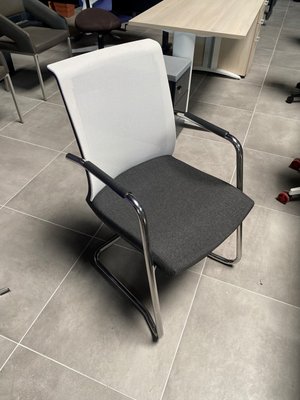 DESTOCKAGE - Chaise - Siège visiteur piétement luge structure chromée, assise tissu gris foncé et dossier résille blanc