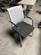Siège visiteur piétement luge structure chromée, assise tissu gris foncé et dossier résille blanc