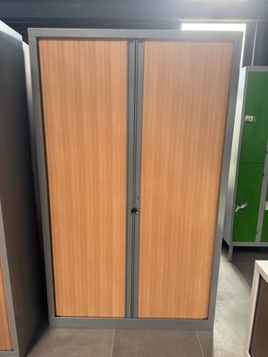 DESTOCKAGE - Rangements - Armoire haute à rideaux 198 x 120 cm, coffre avec enfoncement couleur aluminium et rideaux hêtre