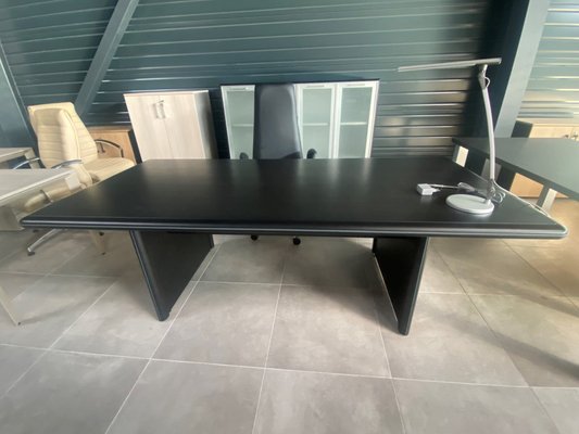 DESTOCKAGE - Bureau - Ensemble de direction 230 x 110 cm revêtu de bois de placage frêne noir avec VDF et deux armoires
