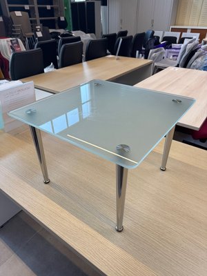 DESTOCKAGE - Table basse - Table basse 50 x 50 cm plateau verre satiné, piétement en tube d'acier chromée