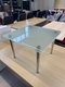 Table basse 50 x 50 cm plateau verre satiné, piétement en tube d'acier chromée