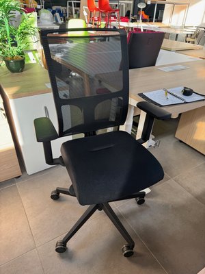 DESTOCKAGE - Sièges & Fauteuils - Siège de bureau dossier résille avec accotoirs et assise tissu noir