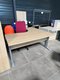 Bureau plan compact asymétrique 160 x 160 cm avec caisson hauteur de bureau 3 tiroirs et voile de fond plateau chêne et piétement aluminium 