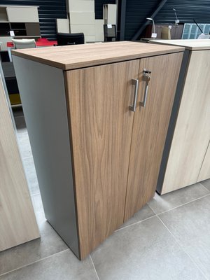 DESTOCKAGE - Rangements - Armoire 2 portes battantes en mélaminé hauteur 120 cm largeur 80 cm, finition noyer coffre couleur aluminium