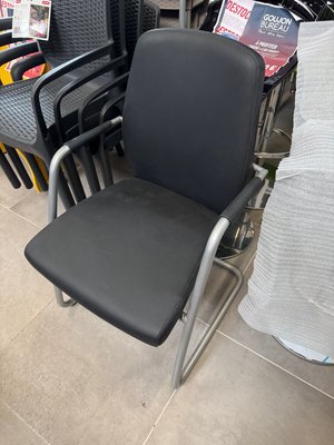 DESTOCKAGE - Sièges & Fauteuils - Chaise visiteur CARLTON piétement traineau avec accotoirs assise et dossier PVC noir