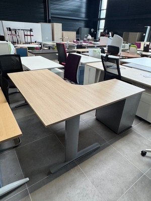 DESTOCKAGE - Bureau - Bureau asymétrique 90 ° plateau chêne piétement alu 180x163cm avec caisson hauteur de bureau métal 3 tiroirs