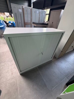 DESTOCKAGE - Rangements - Armoire basse 105 x 120 coffre et rideaux blanc