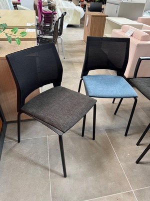 DESTOCKAGE - Sièges & Fauteuils - Lot de deux sièges visiteurs avec dossier en résille et assise en tissu