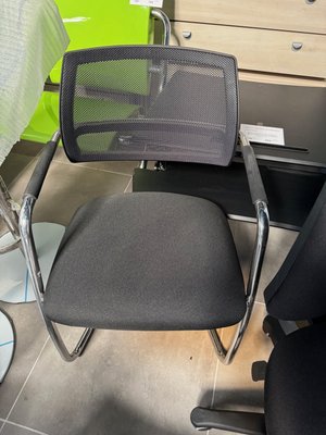 DESTOCKAGE - Sièges & Fauteuils - Siège de réunion dossier en résille, assise en tissu noir, piétement chromée en traineau