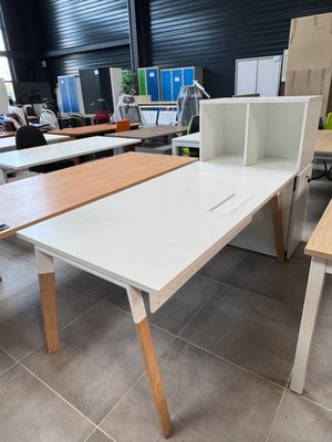 DESTOCKAGE - Bureau - Bureau 160 x 80 cm avec voile de fond, plateau blanc, piét. Blanc/bois avec niche et tour de rangement ouverture à droite