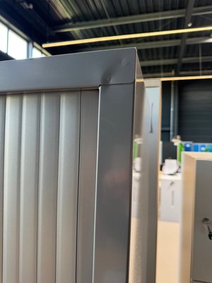 DESTOCKAGE - Rangements - Armoire à rideaux 198 x 120 coffre enfoncé à plusieurs endroit, coffre et rideaux couleur aluminium