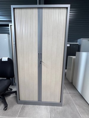 DESTOCKAGE - Rangements - Armoire haute à rideaux 198 x 100 cm, coffre avec enfoncement couleur aluminium et rideaux acacia