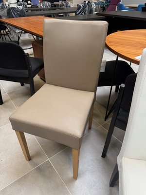 DESTOCKAGE - Sièges & Fauteuils - Chaise structure bois 4 pieds , revêtement enduit PVC couleur taupe