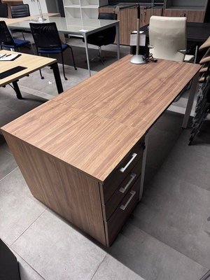 DESTOCKAGE - Bureau - Bureau droit 120 x 80 cm avec caisson 3 tiroirs mélaminé hauteur de bureau plateau noyer et piétement blanc