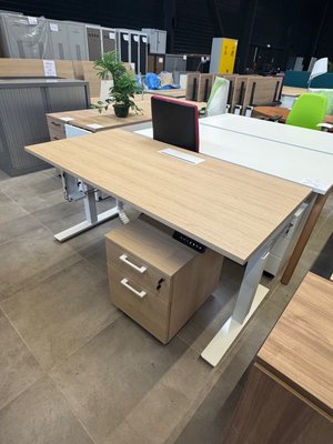DESTOCKAGE - Bureau - Bureau 160 x 80 cm plateau chêne piétement blanc équipé d'un top access, du support unité centrale, remonte cable
